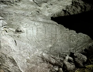 Prehistorie, rotskunst: in de rots gegraveerde voorstellingen van twee paren ossen die een kar trekken. Kopertijd. Eneolithicum (chalcolithicum). Rots nr. 2. Cemmo (Brescia), Nationaal Archeologisch Park van de Rotsblokken van Cemmo, Italië