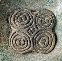 Prehistorie: zegel of zegel (pintadera) versierd met een spiraal uit de Necropolis van Arene Candide (Finale Ligurië), Ligurië. Midden-Neolithicum, Steentijd. Genua, Museo di Archeologia Ligure