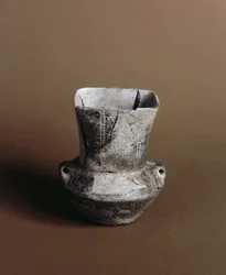 Prehistorie: vaas met vierkante opening met neolithische graffiti uit de Caverna Delle Arene in Candide (Ligurië). Pegli, Museo Villa Pallavicini