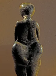 Prehistorie: standbeeld van een Gravettiaanse vrouw van de site van Kostenki (Voronezh Oblast). 30000-25000 v.Chr.