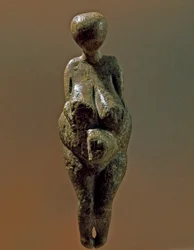 Prehistorie: standbeeld van Gravettiaanse vrouw van de site van Kostenki (Voronezh Oblast). 30000-25000 v.Chr. Boven-Paleolithicum, Steentijd. Sint-Petersburg, Peter de Grote Museum voor Antropologie en Etnografie, Rusland