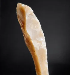 Prehistorie: vuursteenspits uit de Necropolis van Arene Candide, Ligurië. Boven-Paleolithicum, Steentijd