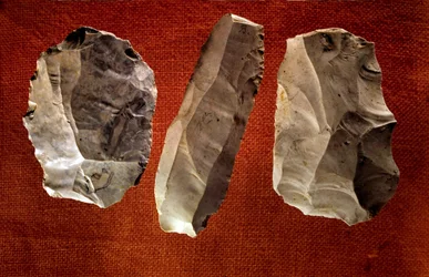 Prehistorie: ongepolijste, gehouwen bijlen. Neolithicum. Saint-Germain-en-Laye, Museum van Nationale Oudheden