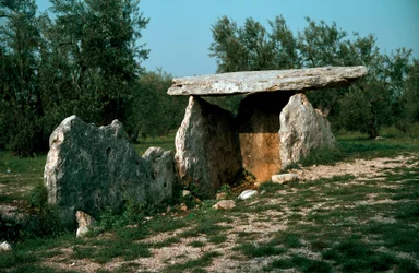 Prehistorie: uitzicht op de dolmen van Chianca met zijn ingangsgang. Steentijd, Neolithicum. 6e-3e eeuw v.Chr. Bisceglie, Puglia, Italië
