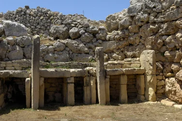 Prehistorie: uitzicht op de megalithische tempel van Ggantija, daterend uit het Neolithicum, eiland Gozo, Malta