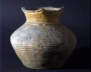 Terracotta pot uit de Jomon-periode (periode van de prehistorie in Japan). Rome, Nationaal Museum voor Oosterse Kunst.