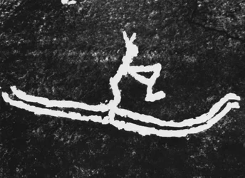 De oudste plastische voorstelling van skiën: rotstekeningen bij Roedoey Tjoetta in Noord-Noorwegen, ontdekt door Gostrom Cjessing in 1933 en gedateerd rond 4000 v.Chr.