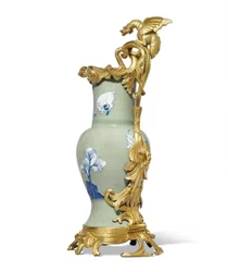 Een van een paar Louis XV kannen, porselein 1662-1722, monturen ca. 1745-49