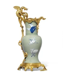 Een van een paar Louis XV kannen, porselein 1662-1722, monturen c.1745-49