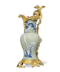 Een van een paar Louis XV kannen, porselein 1662-1722, monturen c.1745-49