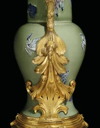 Een van een paar Louis XV kannen, porselein 1662-1722, monturen c.1745-49