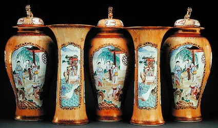Een cafe au lait grond famille rose vijfdelige garnituur, Qianlong-periode
