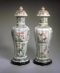 Paar Chinese Export Famille Verte Vazen en Deksel, Kangxi periode (1662-1722)