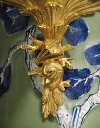 Een van een paar Louis XV kannen, porselein 1662-1722, monturen ca. 1745-49