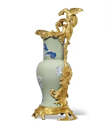 Een van een paar Louis XV kannen, porselein 1662-1722, monturen ca.1745-49