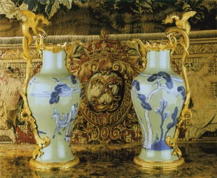 Een paar Louis XV kannen, porselein 1662-1722, monturen c.1745-49 (verguld porselein)