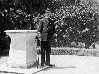 Koning George I van Griekenland 1845-1913 in zijn tuin in Athene, 1908