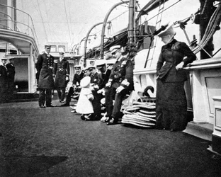 Prins Olav 1903-1991, de toekomstige koning Olav V van Noorwegen, in gesprek met marineofficieren, 1908