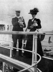 Prinses Victoria 1868-1935 met de honden van de koningin, 1908