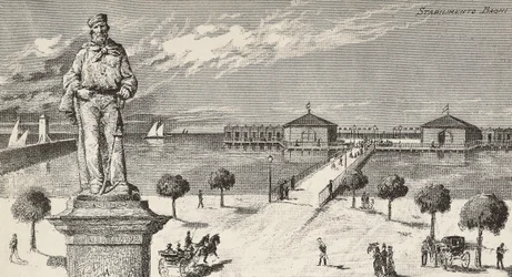 Monument ter nagedachtenis aan Giuseppe Garibaldi (1807-1882), Italiaanse politicus en patriot, en badinrichting op de achtergrond, Cesenatico, Italië