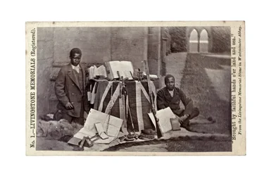 James Chuma en Abdullah Susi met David Livingstone-artefacten, Newstead Abbey, Engeland, juni 1874