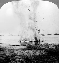 Gevangen Duitse onderzeeër naar de kust gedreven en vernietigd, Eerste Wereldoorlog, 1914-1918