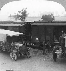 Troepen en voorraden worden van een spoorwegknooppunt naar de vuurlinie gebracht, Eerste Wereldoorlog, c1914-c1918