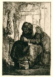 Een oude vrouw zit in een huisje, met een slinger uien aan de muur