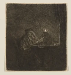 Een student aan een tafel bij kaarslicht