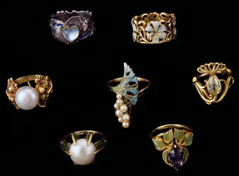 Gouden, zilveren en koperen ringen met email, opaal, parels, amethisten en briljante diamanten