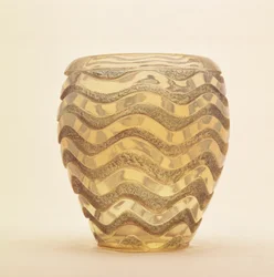 Zwaar gevormde vaas met golfontwerp in gepolijste reliëf door Lalique, ca. 1902