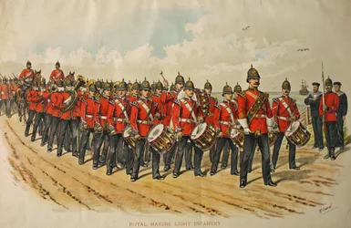 Koninklijke marine lichte infanterieband leidt een colonne marcherende mannen, 1895