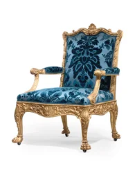 Een van een paar George III vergulde houten armstoelen