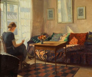 Een vrouw die leest bij een raam