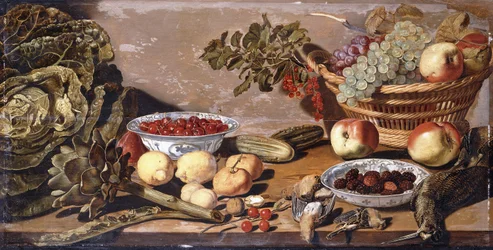 Schalen met kersen en bramen, een mand met druiven, appels en rode bessen, een kool, artisjok, citroenen, augurken, noten, ander fruit, dode snippen en lijsters op een tafel