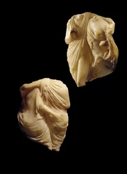 Een Grieks-Romeinse marmeren dyade van Priapus die een maenade omhelst