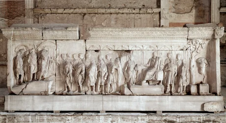 Anaglyph van Trajanus: een scène van liefdadigheid door de keizer voor arme kinderen en wezen. Rome, Foro Romano, Curia