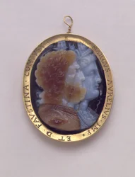 Camee, met afbeeldingen van Serapis en Isis, in 16e-eeuws gouden frame met de namen van Marcus Antoninius en zijn vrouw Faustina (sardonyx)