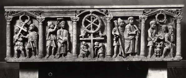 Christelijke sarcofaag versierd met scènes van de Passie van Christus inclusief de Arrestatie en Christus voor Pontius Pilatus, uit de Catacomben van St. Domitilla