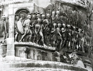 Detail van de Zuil van Marcus Aurelius (Colonna Antonina), 180-196 na Chr. (marmer) (zw/w foto)