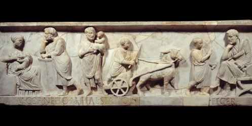 Fragment van de sarcofaag van Marcus Cornelius Statius, circa 150 n.Chr. - Oud Rome: voorzijde van een Romeinse sarcofaag. Tafereel uit het leven van een kind, van geboorte tot leren. Parijs, Musée du Louvre