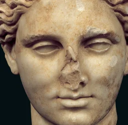 Hoofd van Apollo Sauroktonos (de hagedodendoder) kopie van een 4e-eeuws Grieks brons door Praxiteles, gevonden in Kifissia (marmer) (detail)