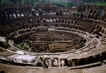 Binnenaanzicht van het Colosseum, gebouwd tussen 70 en 80