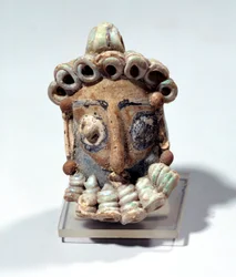 Oosterse oudheid: amulet in de vorm van een mannenhoofd gevonden in een graf in Carthago. Punische periode, geglazuurd aardewerk. 400-300 v.Chr.