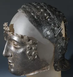 Paradehelm en gezichtsmasker, van de Romeinse site in Newstead, Melrose, laat 1e eeuw na Christus