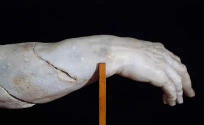 Rechterhand van Polyphemus, fragment van Polyphemus Groep, of Odysseus verblindt Polyphemus, marmeren beeldhouwwerk