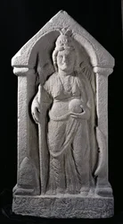 Reliëfsculptuur die Brigantia, een Noord-Britse inheemse godin, als een Romeinse godin afbeeldt, uit Birrens, Middlebie, Dumfriesshire
