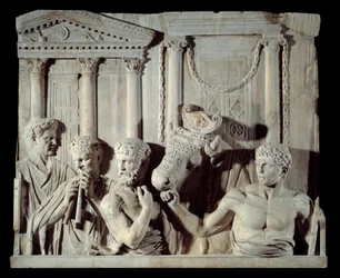 Romeinse antieke kunst: fragment van een architectonisch reliëf: voorbereiding van een offer. Marmeren beeldhouwwerk, uit Rome