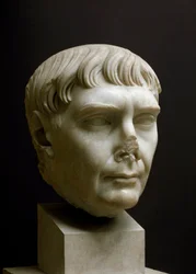 Romeinse kunst: marmeren hoofd van keizer Trajanus (Marcus Ulpius Traianus) (53-117 n.Chr.)
