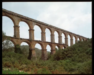 Romeinse kunst: gezicht op het aquaduct van Tarragona (aquaduct van les Ferreres of Pont du Diable), 1e eeuw, Spanje (Romeinse kunst: gezicht op het Romeinse aquaduct Pont de les Ferreres (Pont del Diable), Tarragona, Spanje)